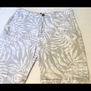 Men’s Size 34 Aeropostale Gray and White Graphic Print Khaki Shorts